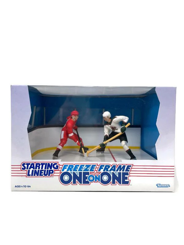 Kenner Starting Lineup Freeze Frame One on One Vintage Hockey Figurine (Jeremy Roenick vs Steve Yzerman)